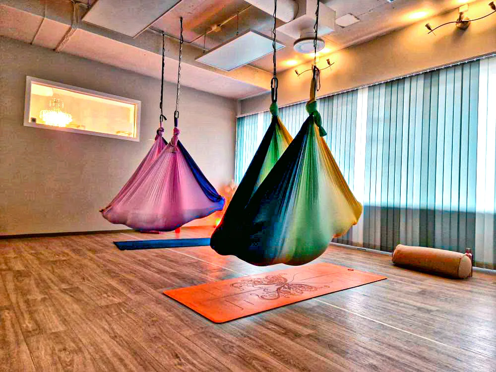 Aerial Yoga-studioet hos Heat Fitness med fargerike hengekøyer