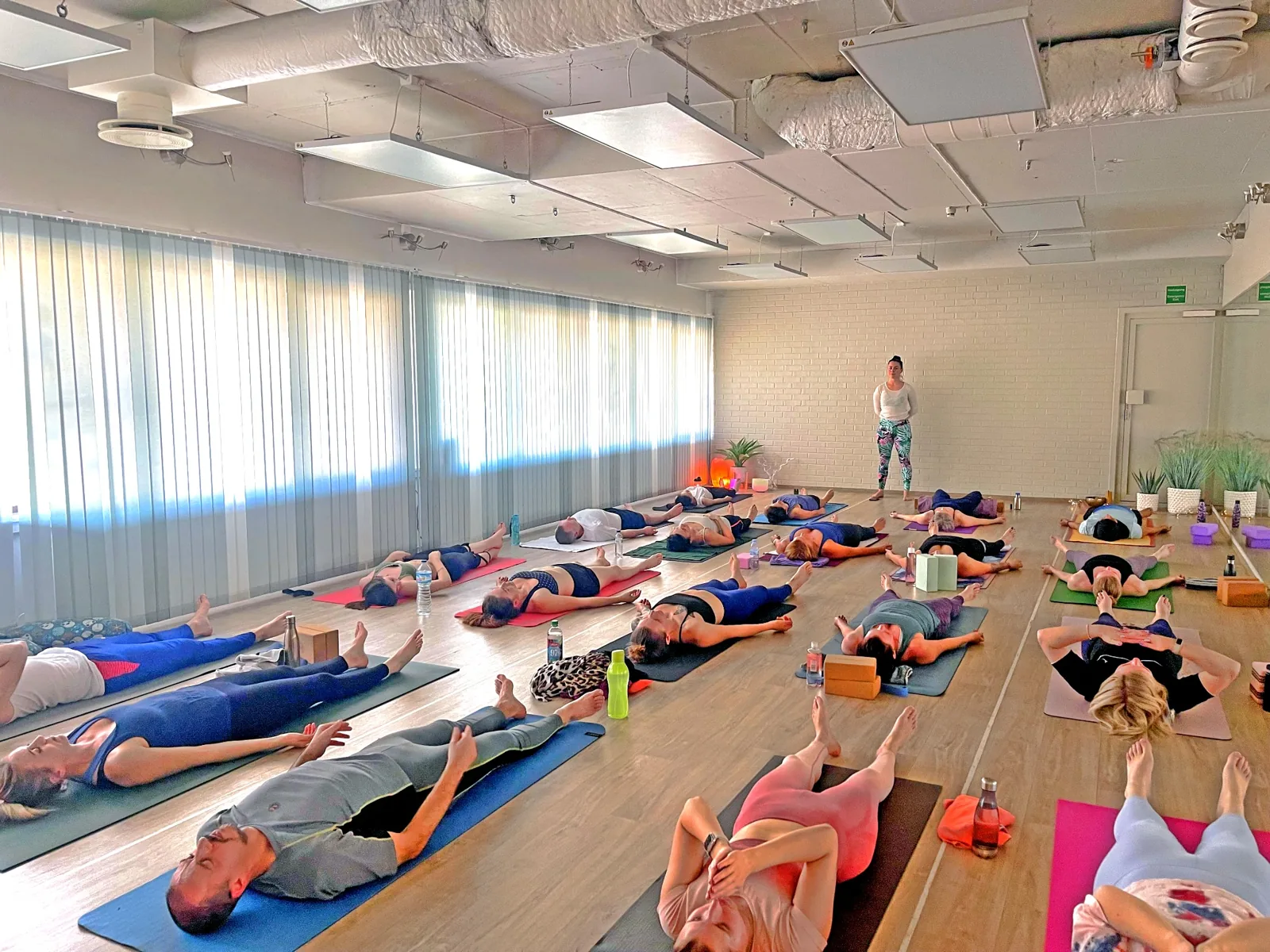 Deltakere på rolig Yin Yoga hos Heat Fitness i Sola